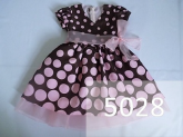 Vestido marrom com rosa.