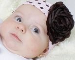 faixa para cabelo rosa com bolinhas marrom.