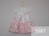 Vestido Cetim branco com flores aplicadas.