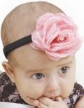 faixa de cabelo com flor cor de rosa.