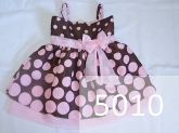 Vestido marrom com rosa.