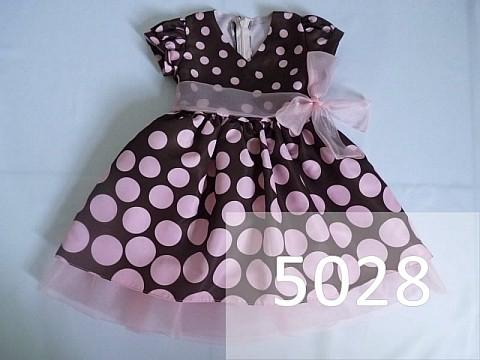 Vestido marrom com rosa.